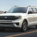 25Ford-Expedition-ExteriorDrivingOnMountainRoadCurve-21×9